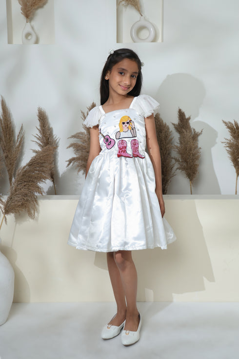 TAYLOR SHIFT WHITE DRESS